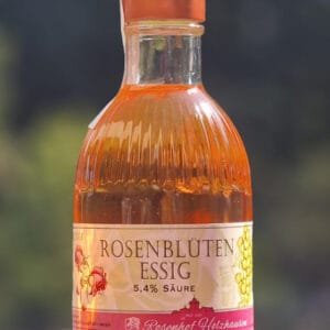 Flasche mit Rosenbblüten Essig