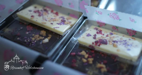 aus der NäheFeinstes Rosenblüten Schokoladen-Duo