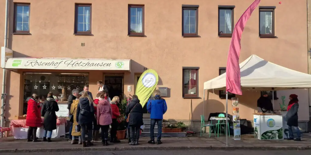 Bild von Außen -ERÖFFNUNG unserer ROSENHOFMANUFAKTUR