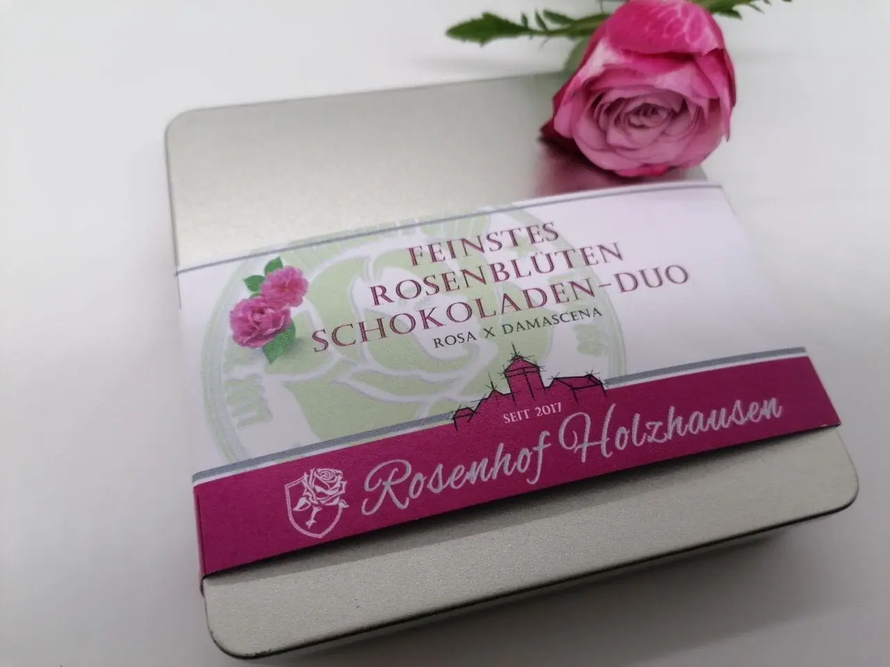 Unsere neuen Produkte 2024 3 Dose mit Feinste Rosenblüten Schokoladen Weihnachten 2024