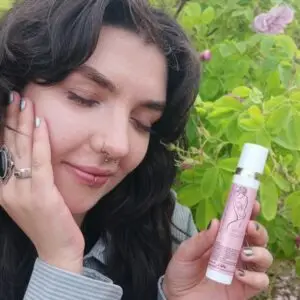 Bild von einer schönen Frau mit Rosenschönes Tagesfluid 30ml