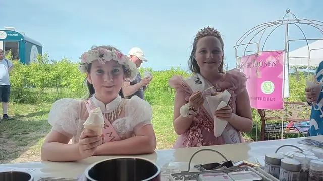 2 Kinder beim Eis-Rosensaison 2026 in Holzhausen