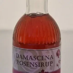Foto einer Flasche mit Damascena Rosensirup vom Rosenhof Holzhausen